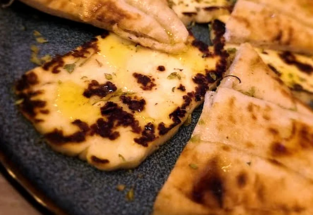 Queso halloumi a la parrilla con pan de pita