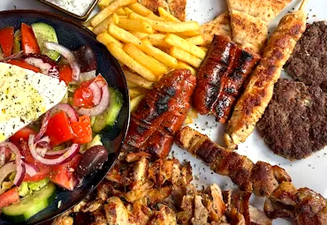 Mix Grill del Jefe: gyros, pinchos, lucanico, kefta y ensalada griega para compartir