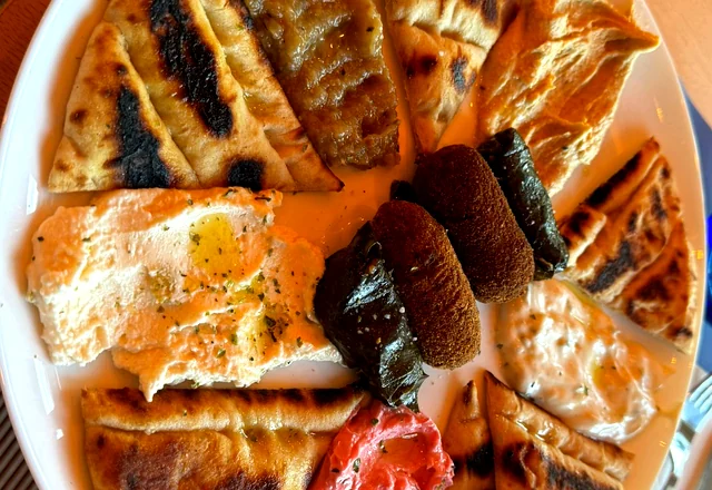 Pikilia fría: croquetas de calabacín y feta, dolmades, tzatziki, tarama y pan de pita