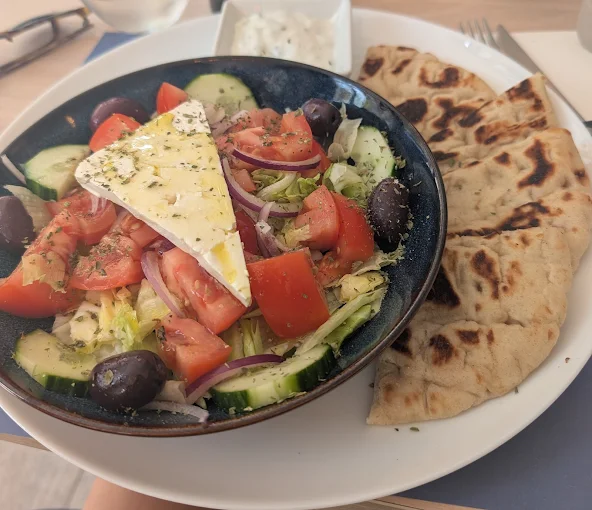 Ensalada griega con feta y pitta